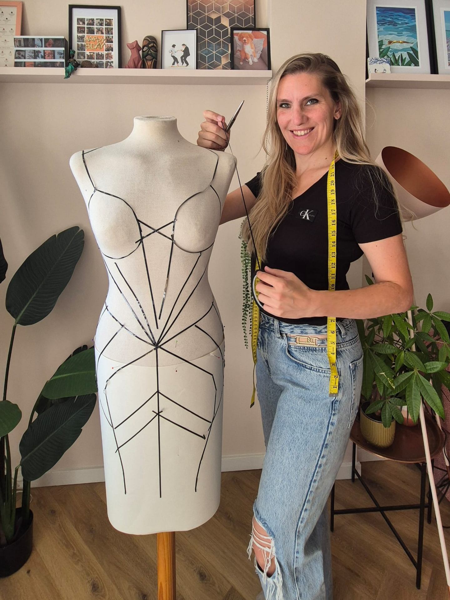 Jojanneke next to a mannequin marked with pattern lines